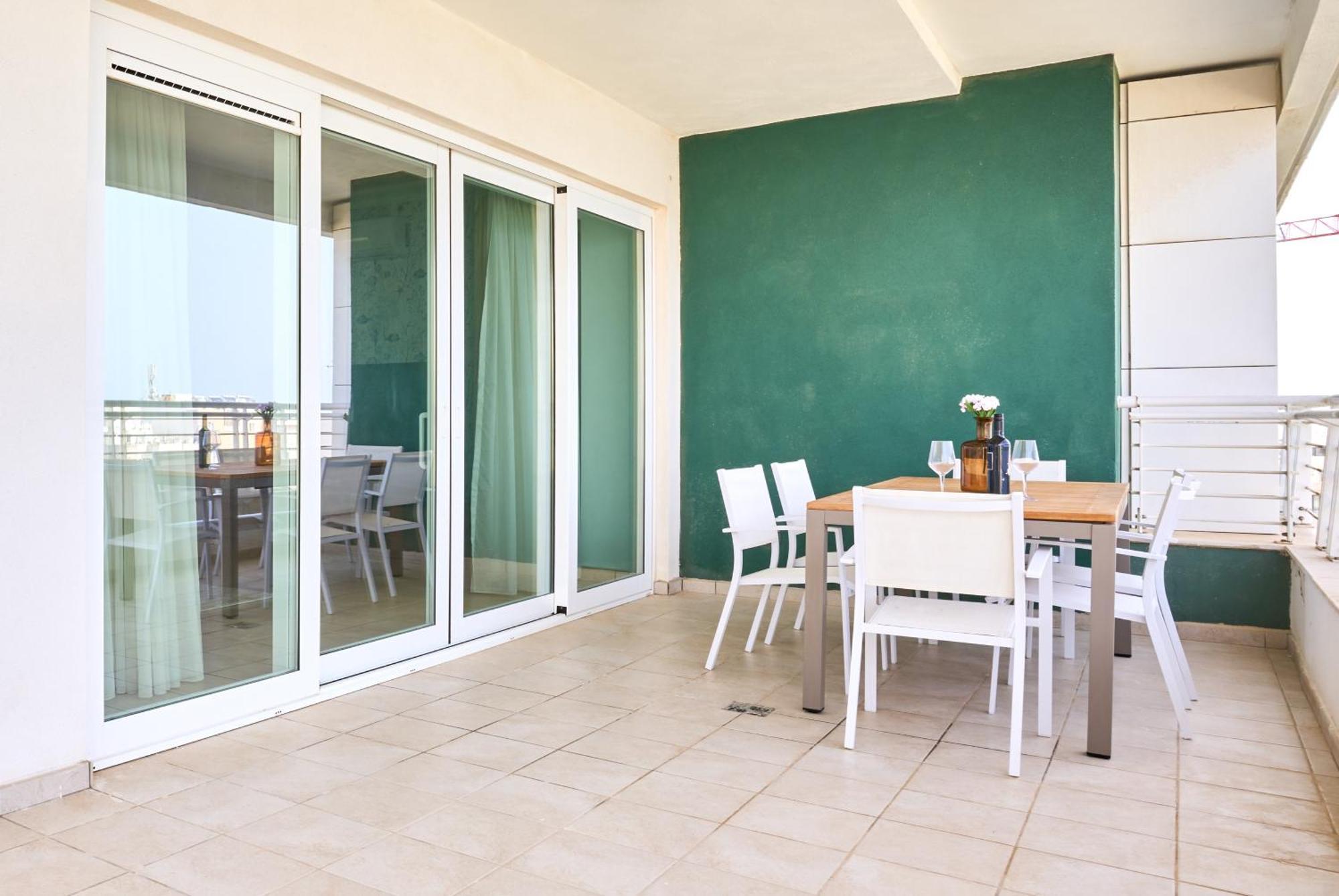 Stunning 3-Bedroom Seaview Retreat In Fort Cambridge Sliema Buitenkant foto