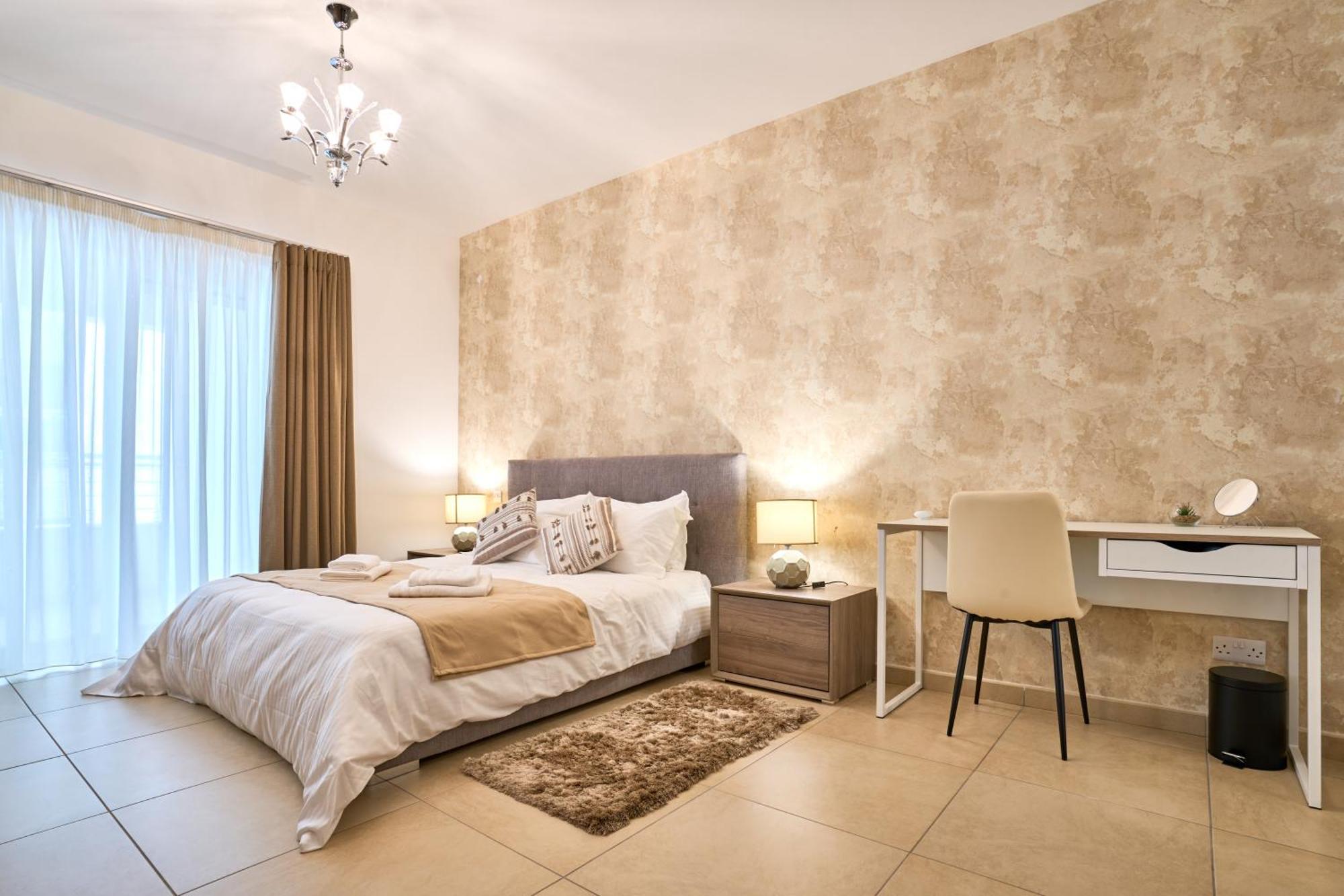 Stunning 3-Bedroom Seaview Retreat In Fort Cambridge Sliema Buitenkant foto