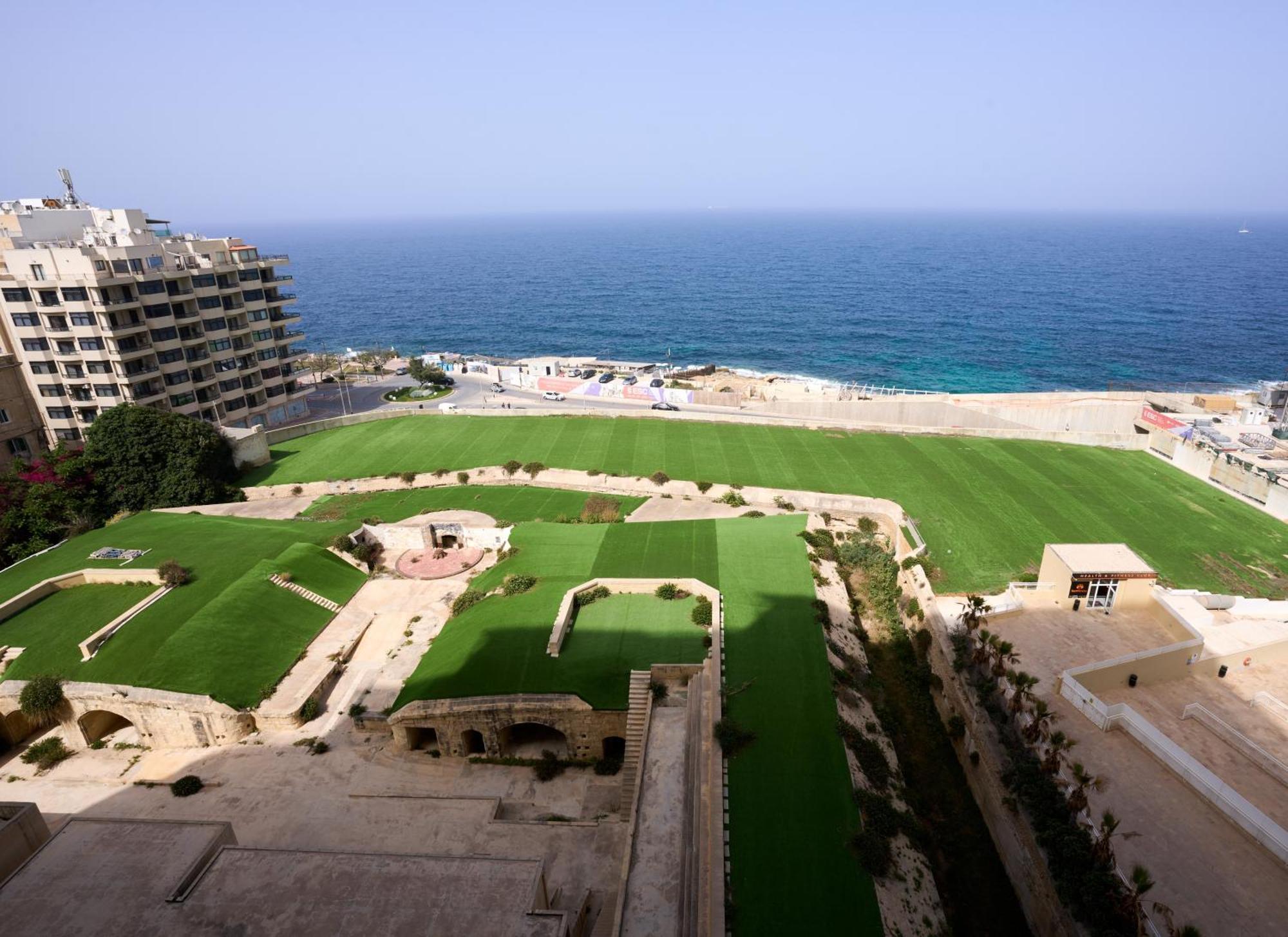 Stunning 3-Bedroom Seaview Retreat In Fort Cambridge Sliema Buitenkant foto