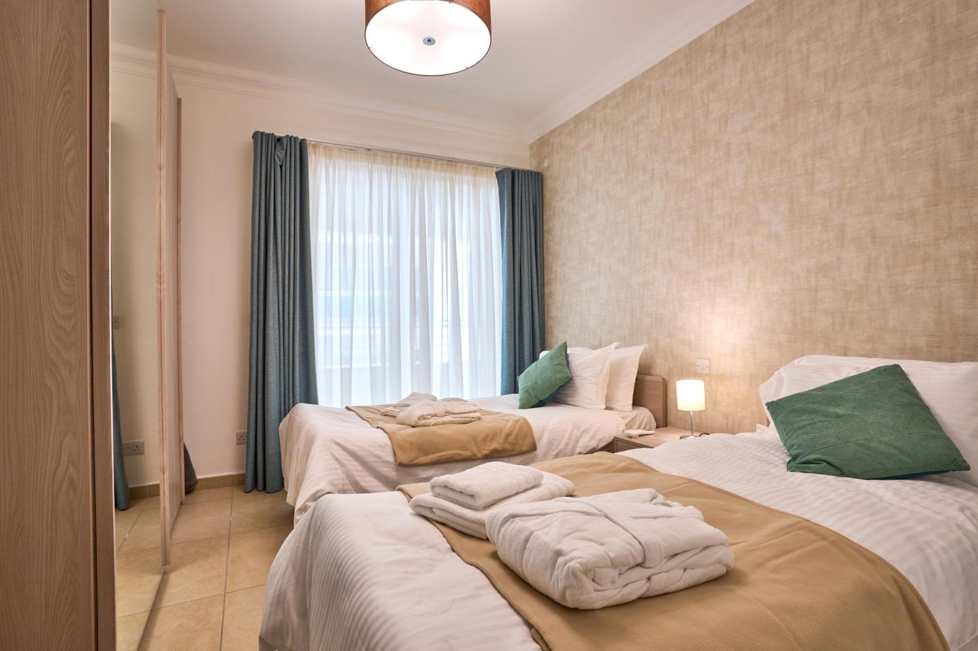Stunning 3-Bedroom Seaview Retreat In Fort Cambridge Sliema Buitenkant foto