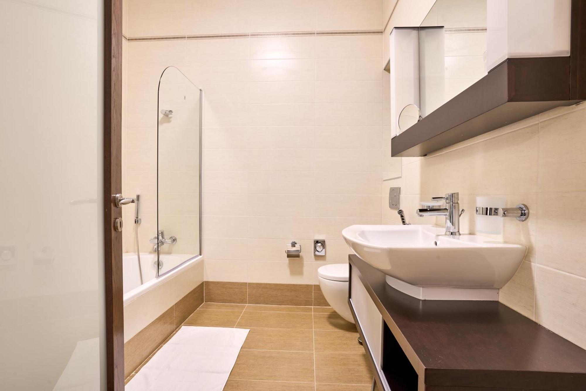 Stunning 3-Bedroom Seaview Retreat In Fort Cambridge Sliema Buitenkant foto