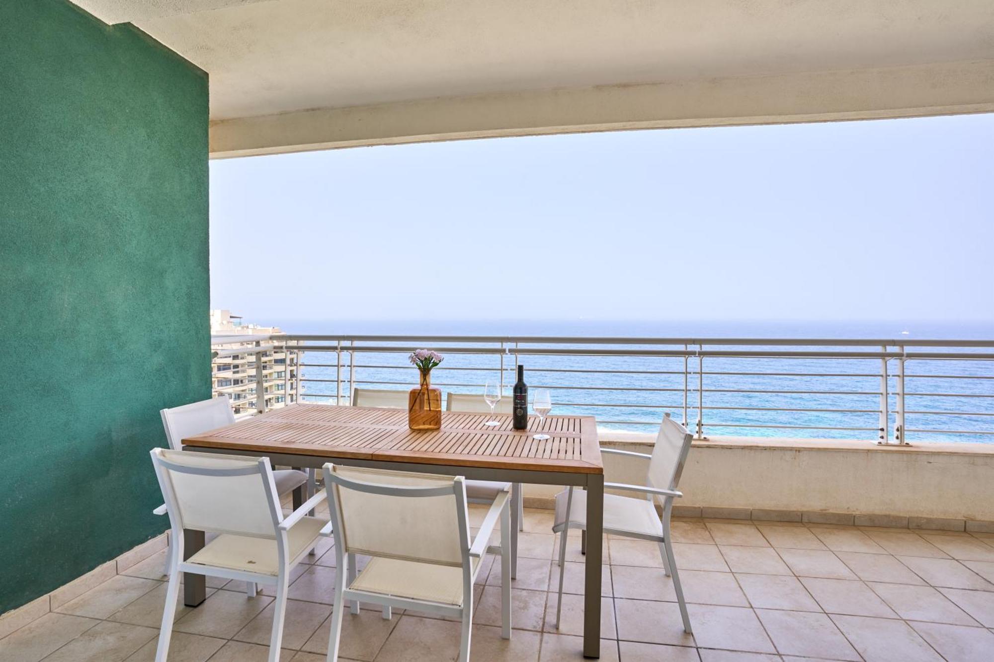 Stunning 3-Bedroom Seaview Retreat In Fort Cambridge Sliema Buitenkant foto