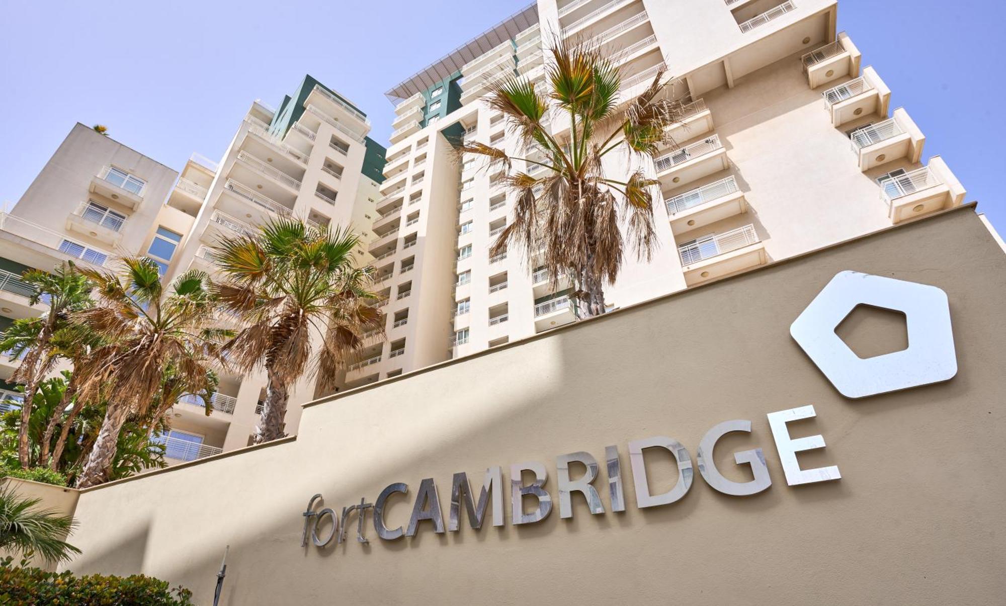 Stunning 3-Bedroom Seaview Retreat In Fort Cambridge Sliema Buitenkant foto