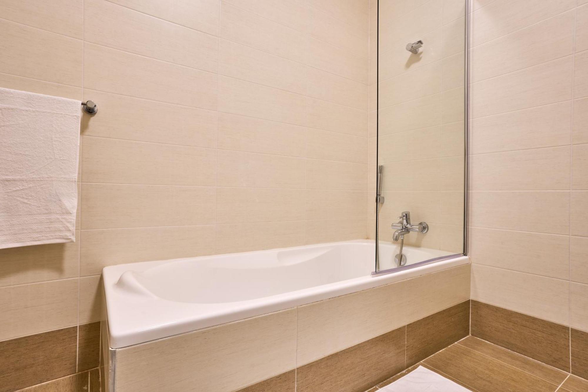 Stunning 3-Bedroom Seaview Retreat In Fort Cambridge Sliema Buitenkant foto