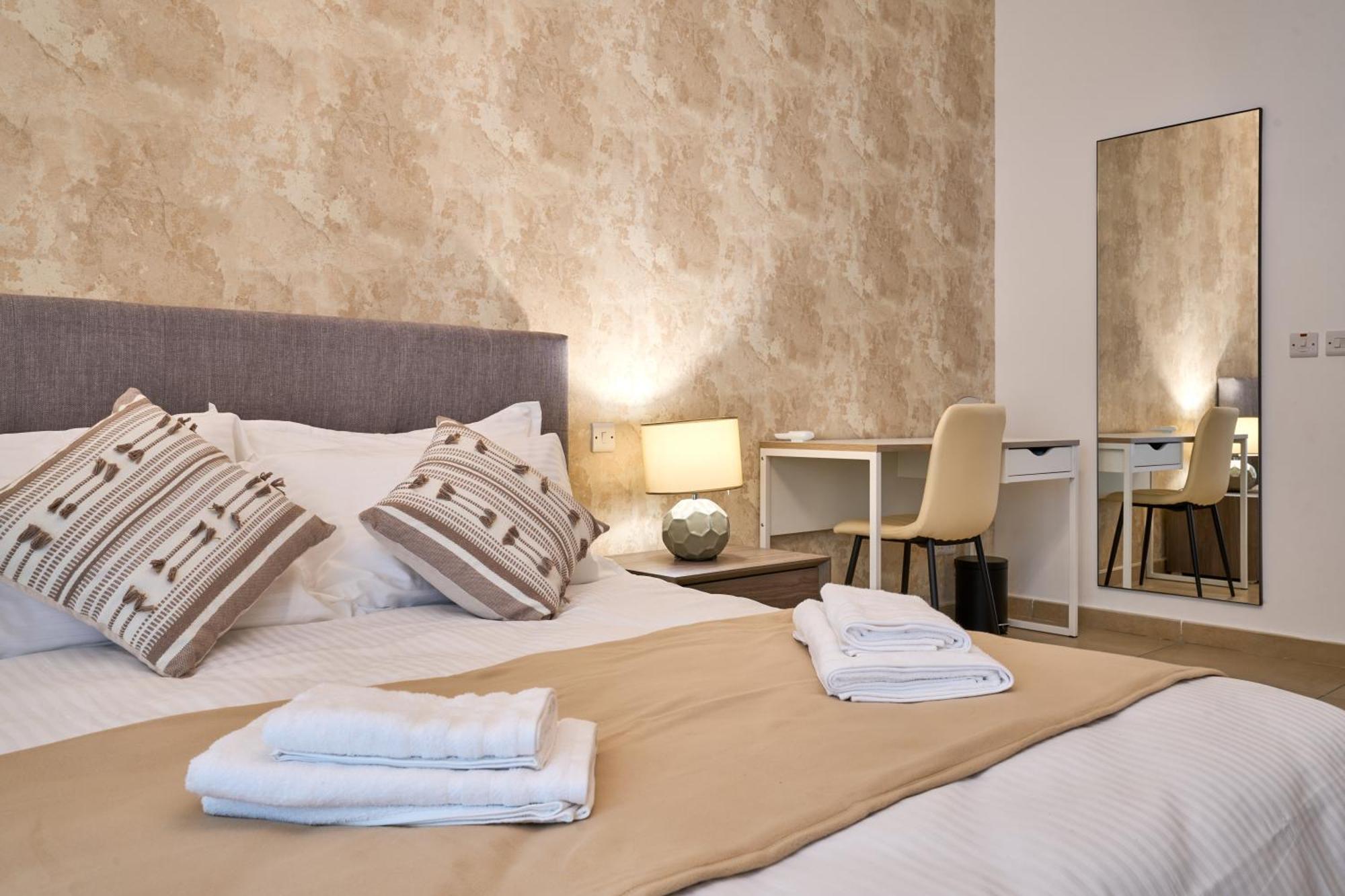 Stunning 3-Bedroom Seaview Retreat In Fort Cambridge Sliema Buitenkant foto