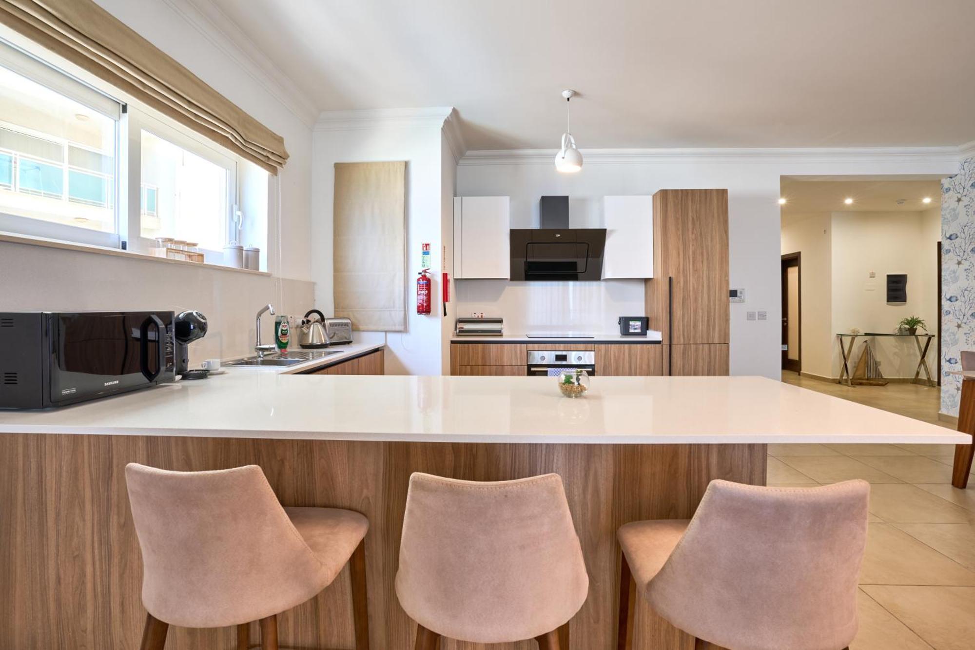 Stunning 3-Bedroom Seaview Retreat In Fort Cambridge Sliema Buitenkant foto