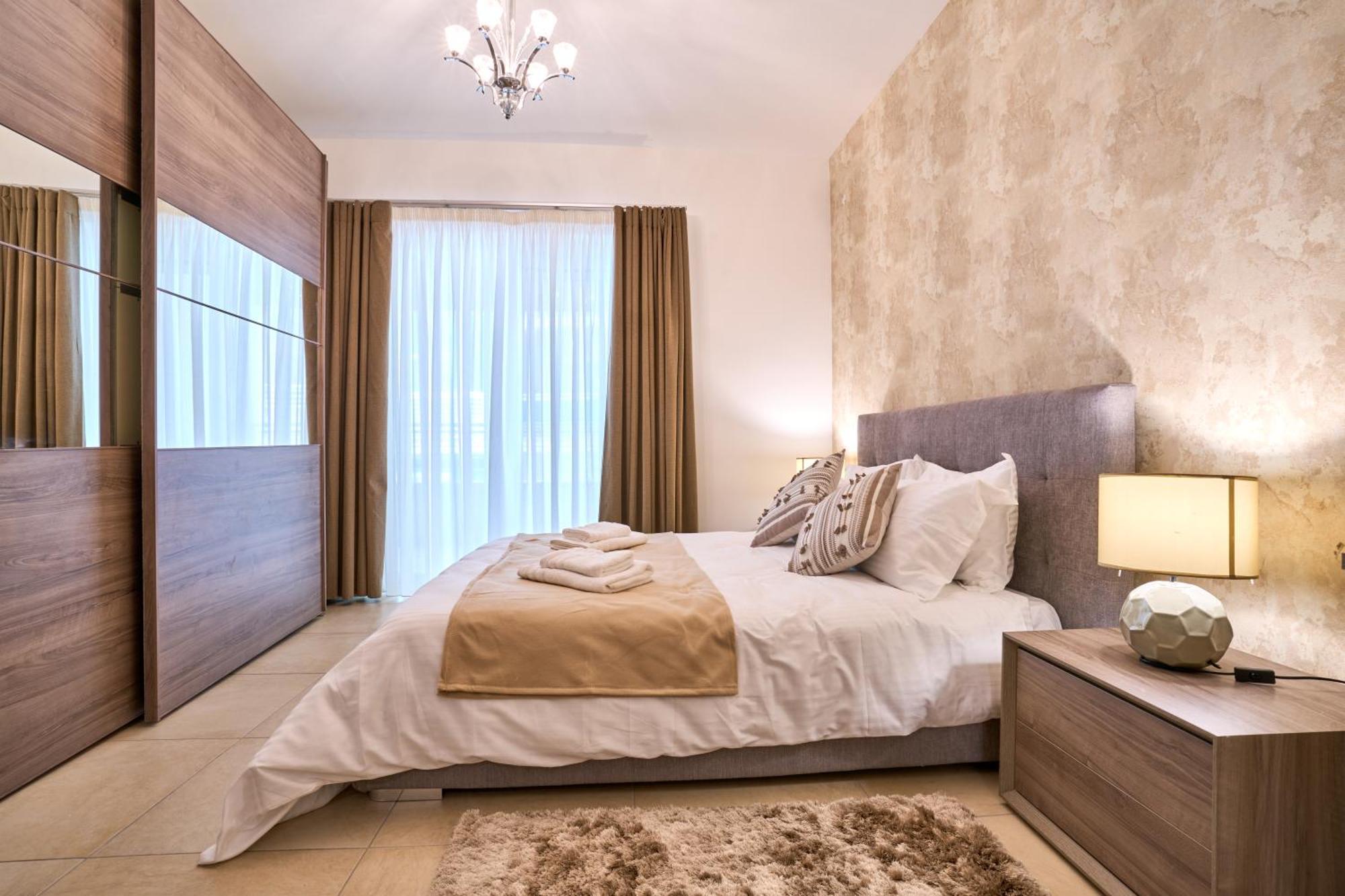 Stunning 3-Bedroom Seaview Retreat In Fort Cambridge Sliema Buitenkant foto