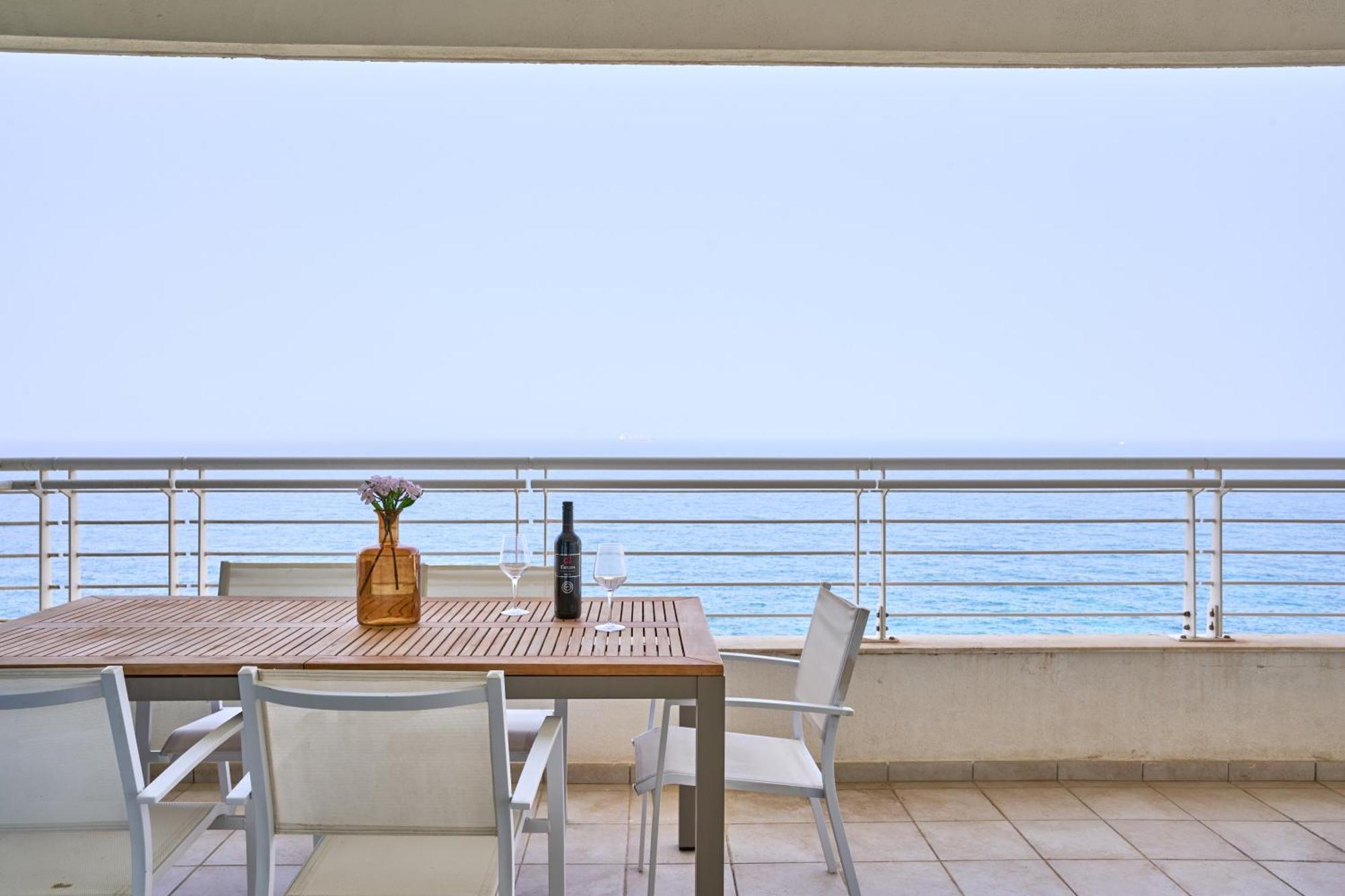 Stunning 3-Bedroom Seaview Retreat In Fort Cambridge Sliema Buitenkant foto