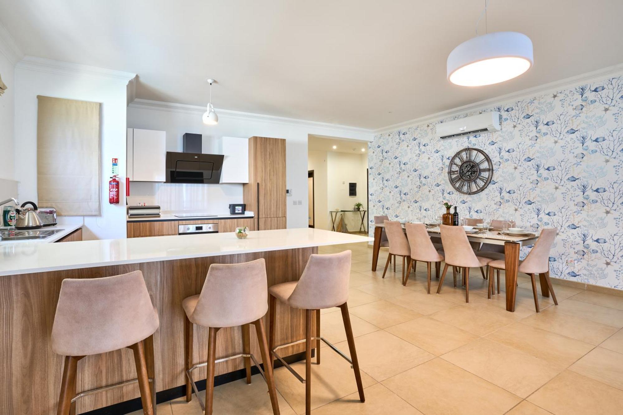 Stunning 3-Bedroom Seaview Retreat In Fort Cambridge Sliema Buitenkant foto