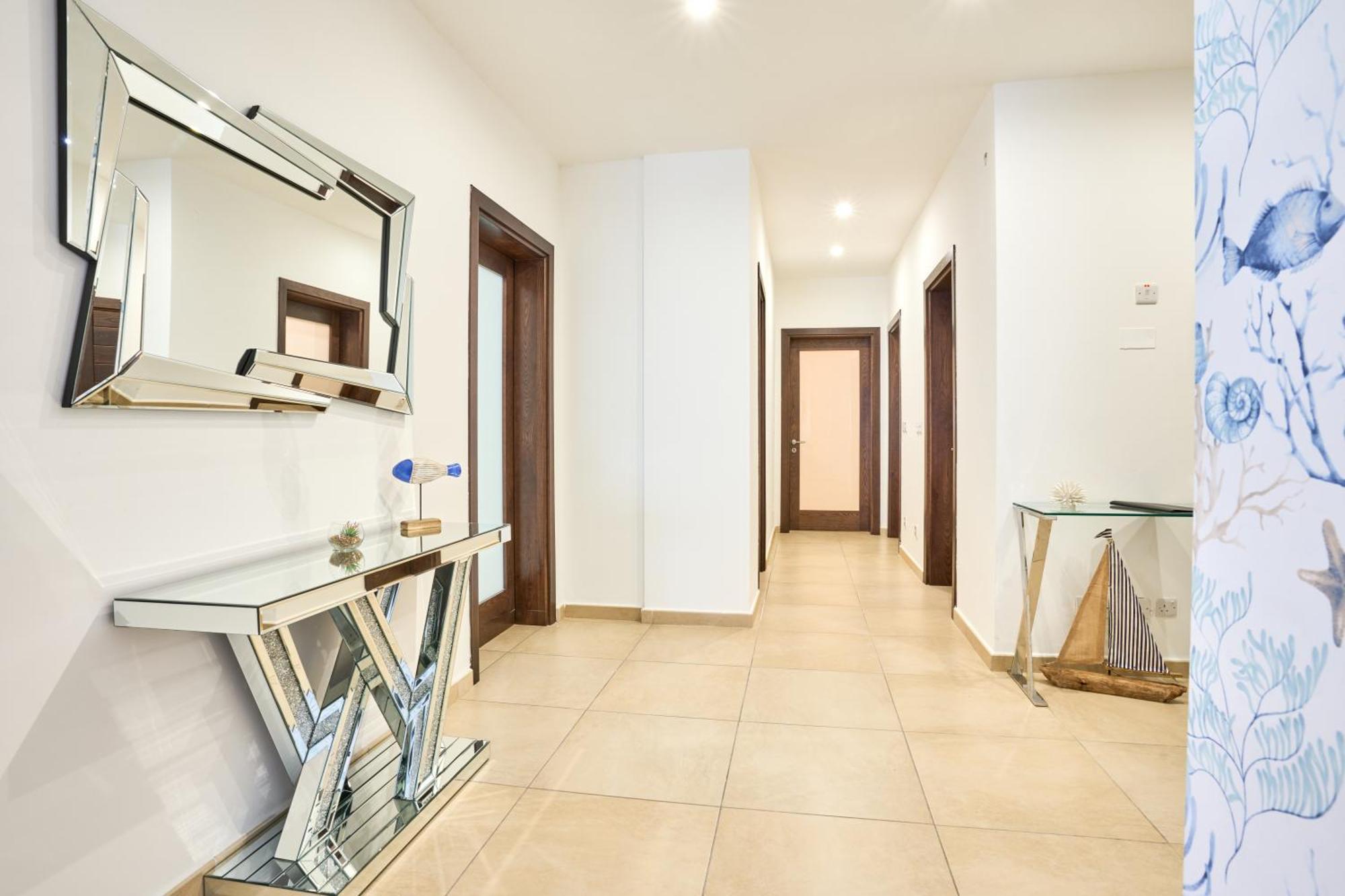 Stunning 3-Bedroom Seaview Retreat In Fort Cambridge Sliema Buitenkant foto