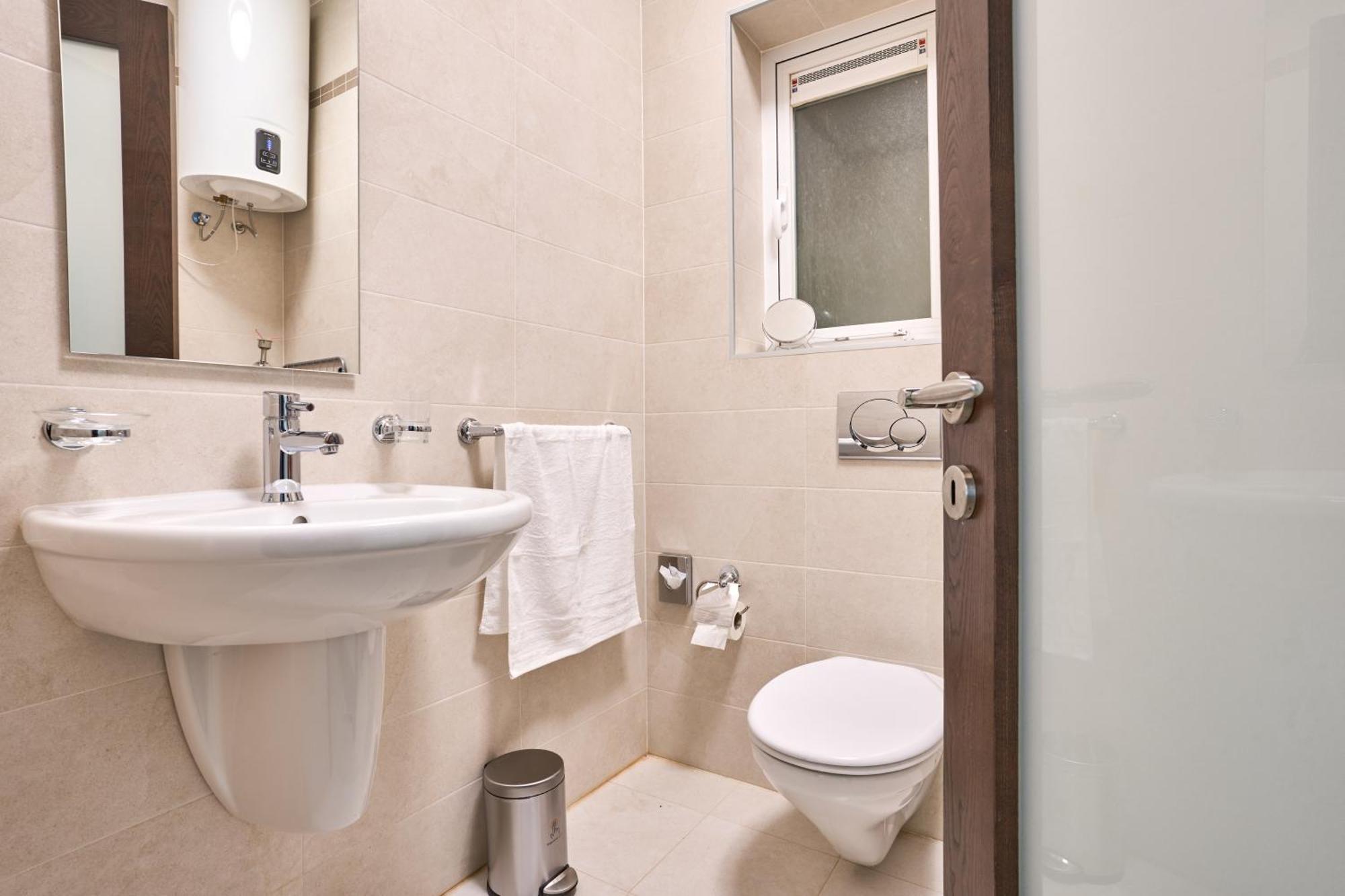 Stunning 3-Bedroom Seaview Retreat In Fort Cambridge Sliema Buitenkant foto