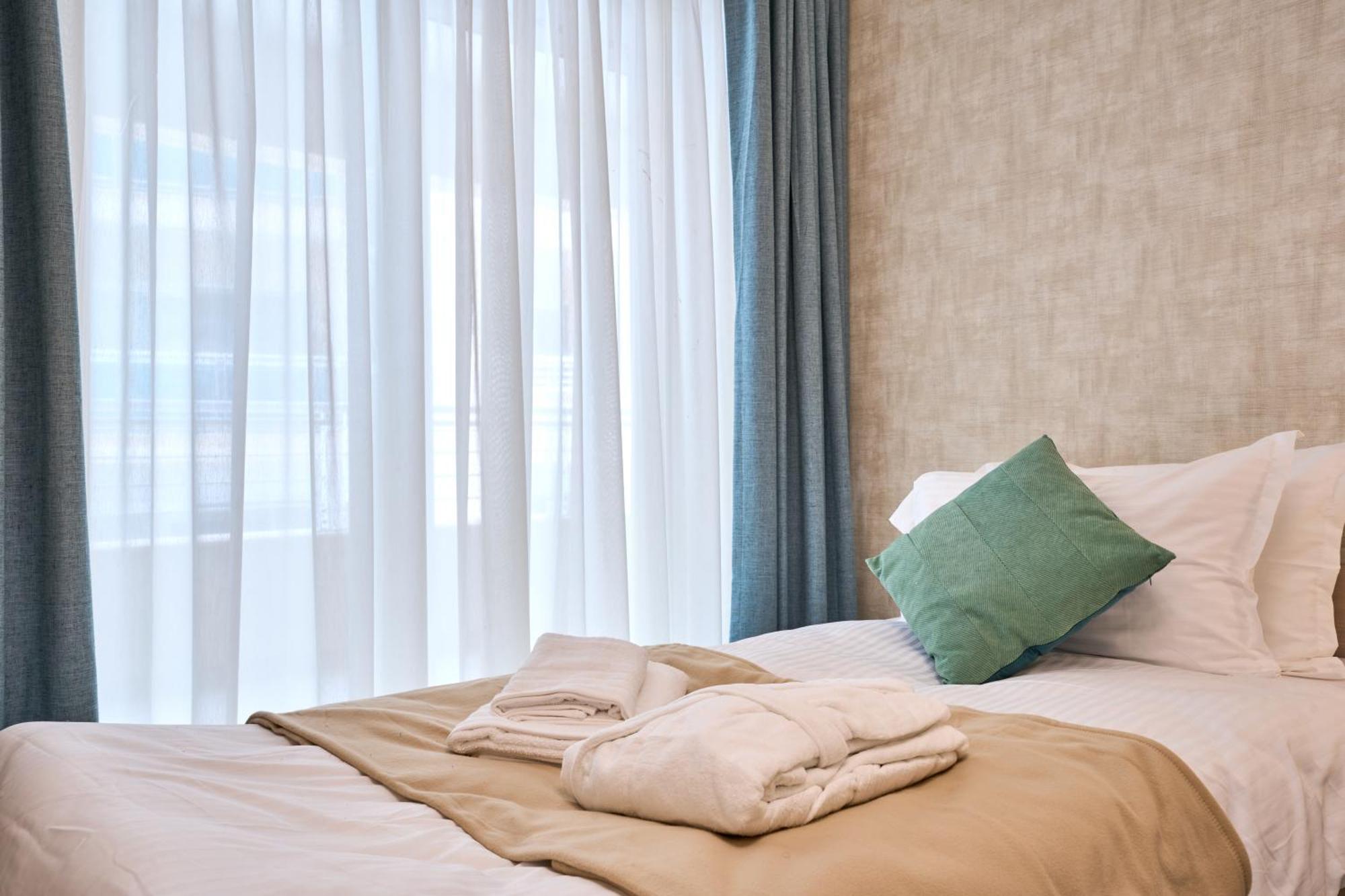 Stunning 3-Bedroom Seaview Retreat In Fort Cambridge Sliema Buitenkant foto