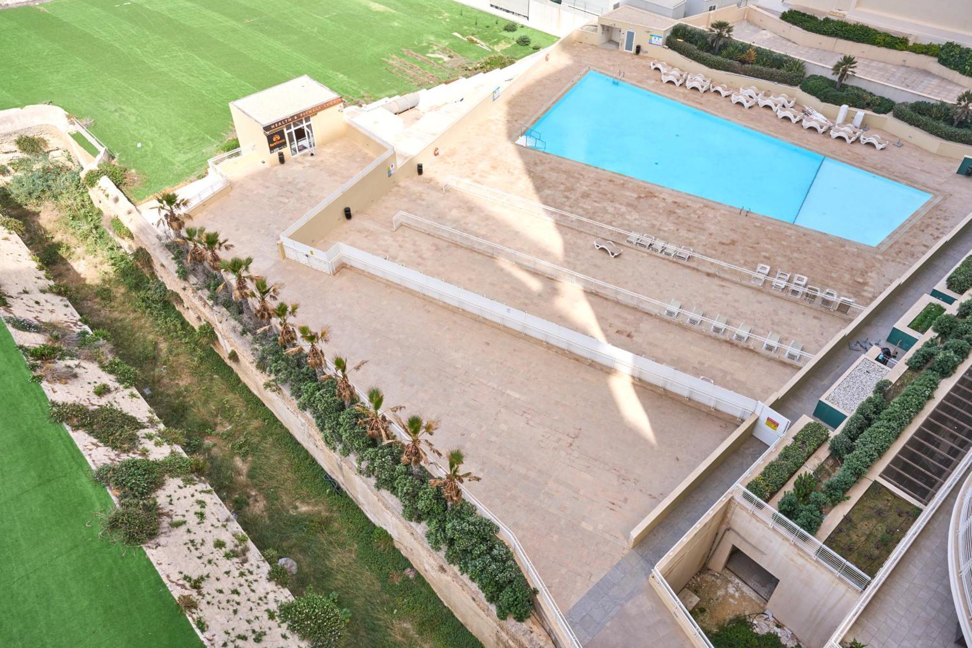 Stunning 3-Bedroom Seaview Retreat In Fort Cambridge Sliema Buitenkant foto