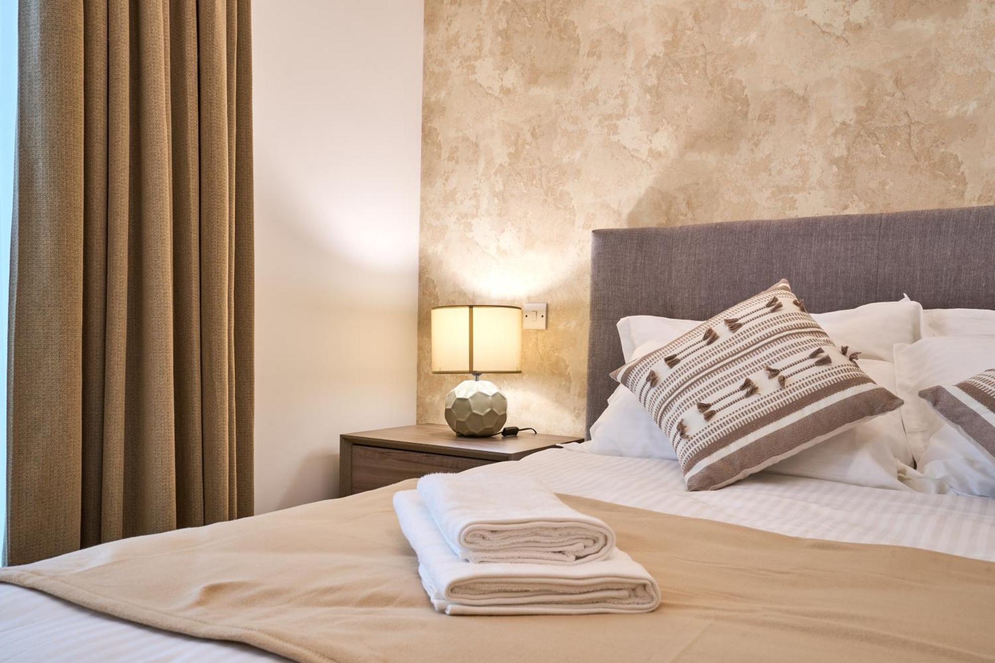 Stunning 3-Bedroom Seaview Retreat In Fort Cambridge Sliema Buitenkant foto